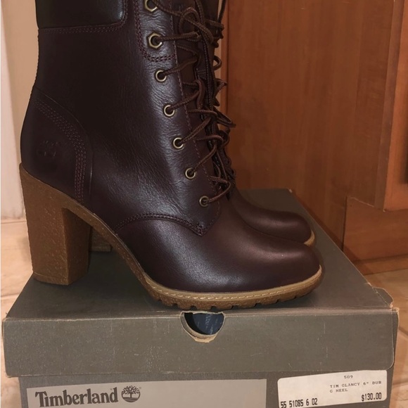 Woman’s timberlands size 7 - Picture 3 of 7